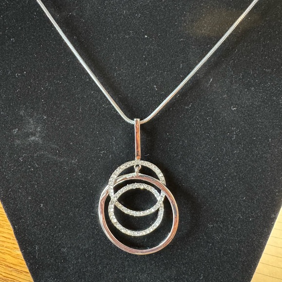Lovita Silver Necklace with Interlocking Circles READ DESCRIPTION - Picture 5 of 5